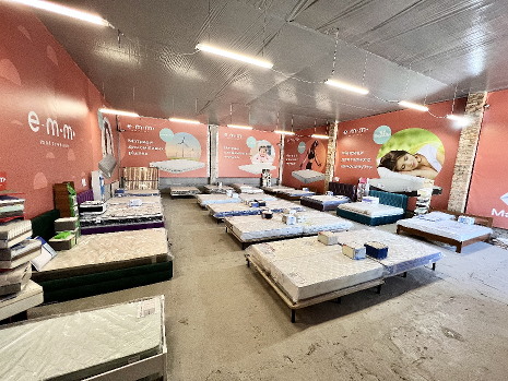 магазин склад матрасов SleepFly в Броварах - внутри выставки